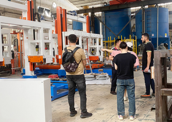 与东欧阿尔巴尼亚客户签定设备购买合作