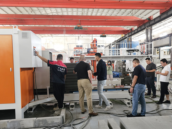 云南客户考察隔墙板设备准备在南美洲巴西建厂